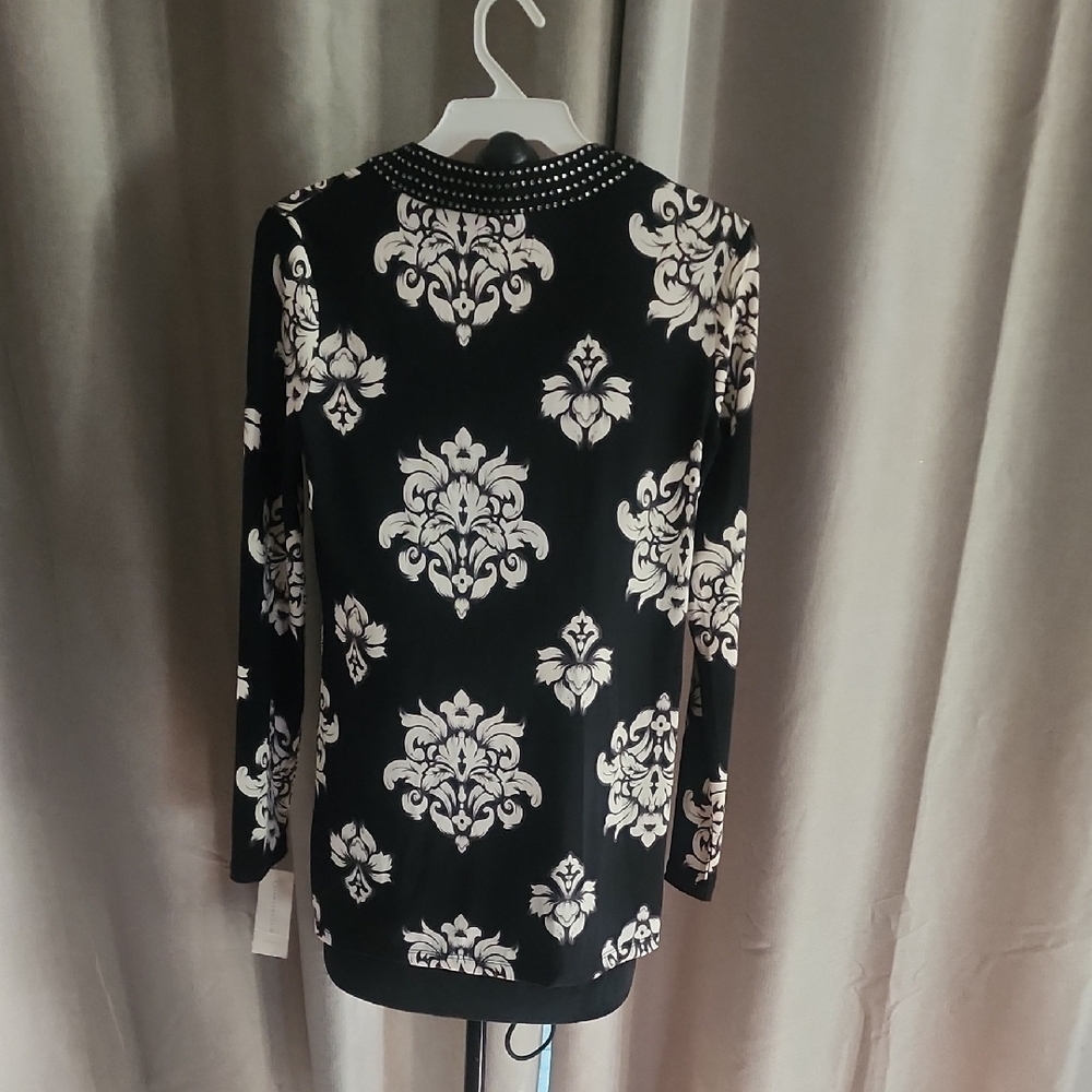 Black and White Floral V-Neck Tunic - Picture 3 of 3
